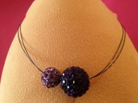 Collar con dos bolas mediana y grande Rhinestone color Lila y Lila oscuro
